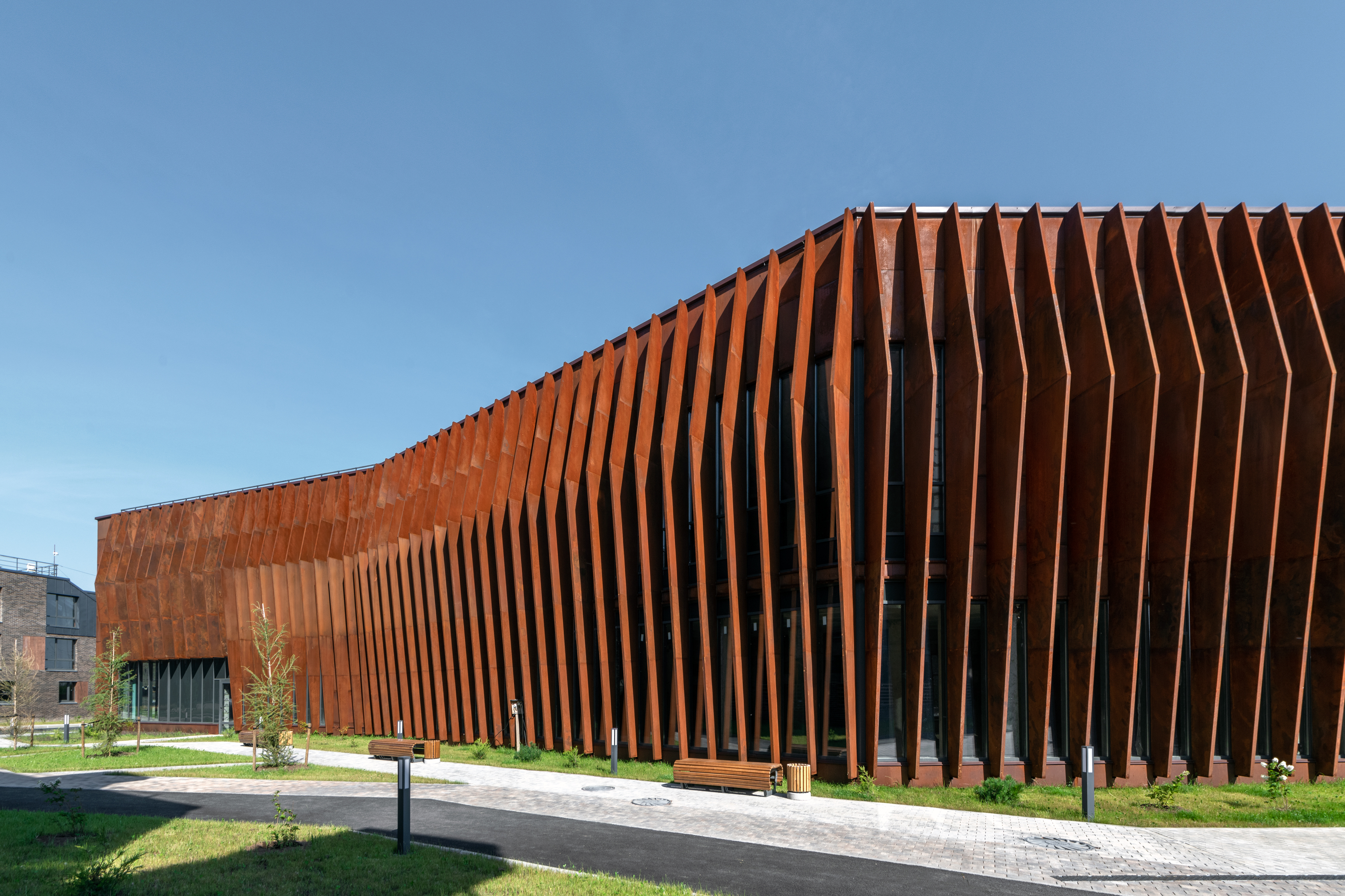 Издание «ARCHI.RU» о стали Cor-Ten в отделке фасада ФОКа в «VEREN VILLAGE стрельна».