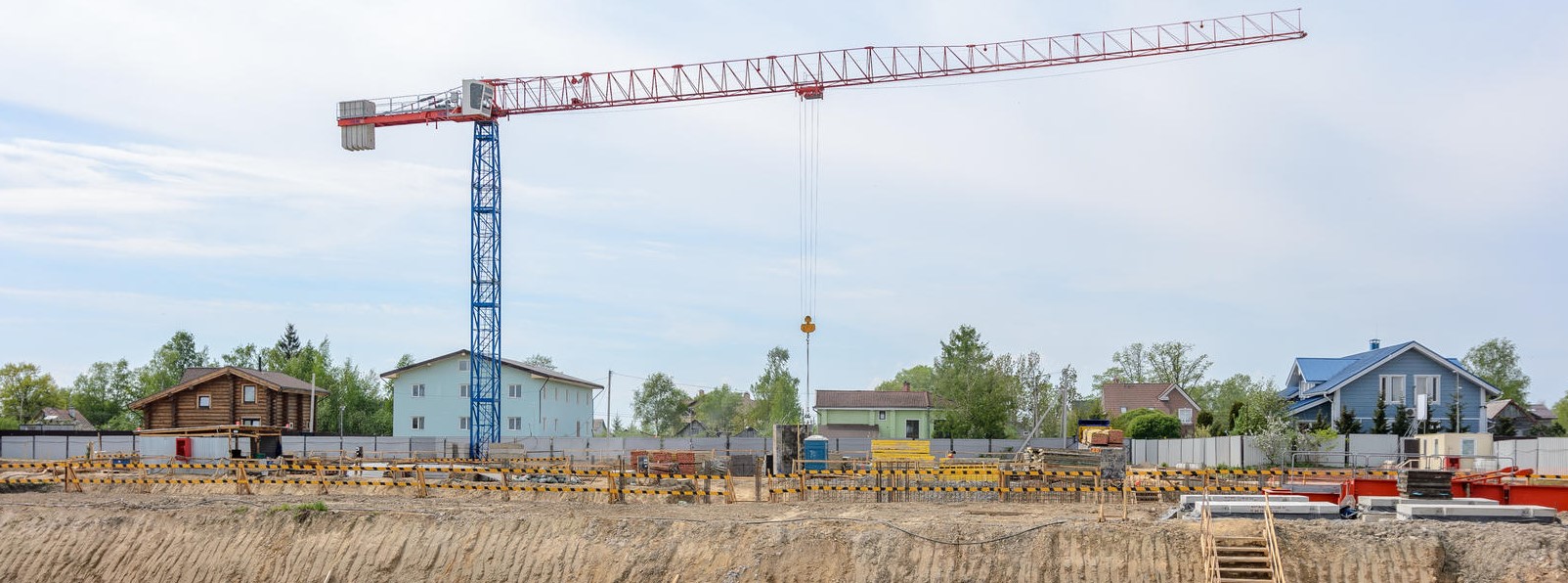 На "VEREN VILLAGE стрельна" осуществлен монтаж башенного крана